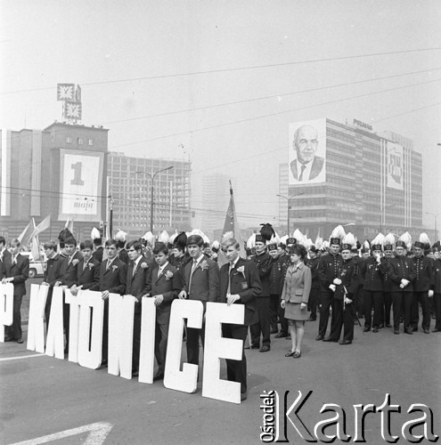 1.05.1969, Katowice, Polska.
Pochód pierwszomajowy na ulicach miasta. Na pierwszym planie chłopcy w garniturach trzymający napis 