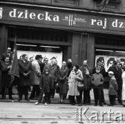 1.05.1971, Katowice, Polska.
Pochód pierwszomajowy, grupa osób stojących przed sklepem: 
