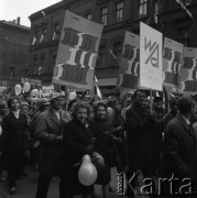 1.05.1971, Katowice, Polska.
Pochód pierwszomajowy, grupa manifestantów z RSW Prasa z chorągiewkami, balonikami i planszami z napisem 
