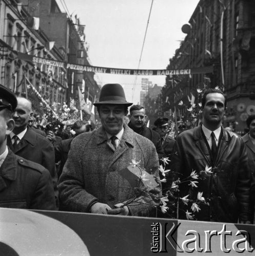 1.05.1971, Katowice, Polska.
Pochód pierwszomajowy, manifestanci z kwiatami, hasło nad ulicą: 