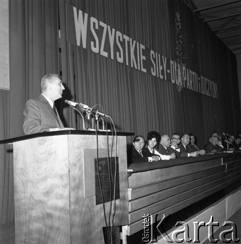 11.09.1971, Sosnowiec, Polska.
Spotkanie I Sekretarza KC PZPR - Edwarda Gierka (stoi na mównicy) z aktywem partyjnym. Hasło nad stołem prezydialnym: 
