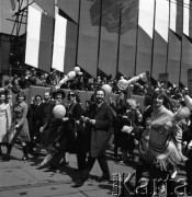 1.05.1972, Katowice, Polska.
Pochód pierwszomajowy, manifestanci z balonikami przechodzą przed trybuną honorową.
Fot. Kazimierz Seko, zbiory Ośrodka KARTA