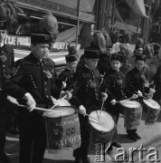 1.05.1972, Katowice, Polska.
Pochód pierwszomajowy, członkowie chłopięcej orkiestry górniczej, działającej przy katowickiej kopalni 