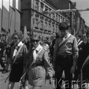 1.05.1972, Katowice, Polska.
Harcerze w pochodzie pierwszomajowym. 
Fot. Kazimierz Seko, zbiory Ośrodka KARTA