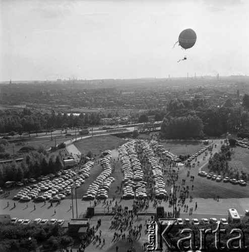 1973, Chorzów, Polska.
Indywidualne Mistrzostwa Świata na żużlu, samochody na parkingu przed stadionem, na którym rozgrywały się zawody. Z prawej  balon reklamowy 