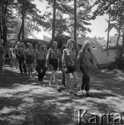 1973, Wisła (okolice), Polska.
Harcerki z Bytomia na obozie koło Wisły, w tle namioty.
Fot. Kazimierz Seko, zbiory Ośrodka KARTA