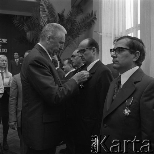 15.07.1974, Katowice, Polska.
I Sekretarz KC PZPR - Edward Gierek, przypinający odznaczenia.
Fot. Kazimierz Seko, zbiory Ośrodka KARTA