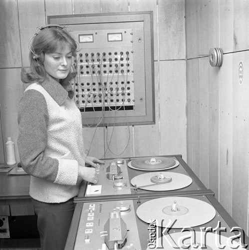 1975, Katowice, Polska.
Nowe studio radiowe, dziennikarka przy stole montażowym.
Fot. Kazimierz Seko, zbiory Ośrodka KARTA