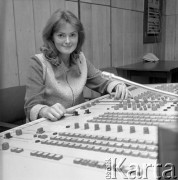 1975, Katowice, Polska.
Nowe studio radiowe, dziennikarka przy konsolecie.
Fot. Kazimierz Seko, zbiory Ośrodka KARTA
