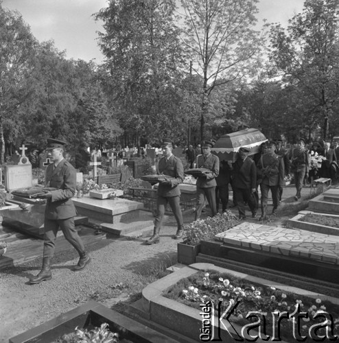 Maj 1977, Katowice, Polska.
Pogrzeb płk Włodzimierza Stahla, kondukt na cmentarzu.
Fot. Kazimierz Seko, zbiory Ośrodka KARTA