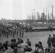 8.05.1977, Oświęcim-Brzezinka, Polska.
Manifestacja pokojowa na terenie obozu koncentracyjnego w Oświęcimiu. Demonstranci z hasłami: 