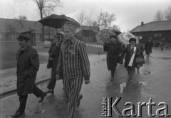 17.04.1978, Oświęcim-Brzezinka, Polska.
Manifestacja na terenie Muzeum Auschwitz-Birkenau, uczestnicy uroczystości wchodzą na teren obozu. Na pierwszym planie były więzień obozu w pasiaku.
Fot. Kazimierz Seko, zbiory Ośrodka KARTA