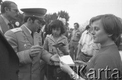 1978, Katowice, Polska.
Radziecki kosmonauta - Piotr Klimuk, rozdaje autografy.
Fot. Kazimierz Seko, zbiory Ośrodka KARTA
