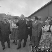 1977-1979, woj. Bielsko-Biała, Polska.
Edward Gierek z wizytą w zakładzie pracy, obok niego stoją dwie kobiety w strojach śląskich.
Fot. Kazimierz Seko, zbiory Ośrodka KARTA