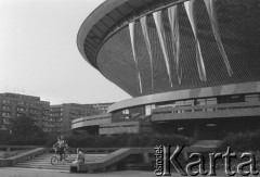 18.08.1980, Katowice, Polska.
Chłopiec zjeżdżający rowerem po schodach przed Halą Widowiskowo-Sportową 