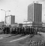 1.05.1982, Katowice, Polska.
Uczestnicy pochodu pierwszomajowego.
Fot. Kazimierz Seko, zbiory Ośrodka KARTA