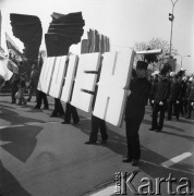 1.05.1983, Katowice, Polska.
Pochód pierwszomajowy pod Pomnikiem Powstańców Śląskich, górnicy z kopalni 