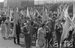1.05.1986, Katowice, Polska.
Uczestnicy pochodu pierwszomajowego z flagami.
Fot. Kazimierz Seko, zbiory Ośrodka KARTA