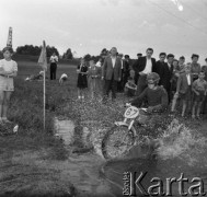 1954, Gliwice, Polska.
Motocross gigant, zawodnik z numerem 67 przejeżdżający przez wodę.
Fot. Kazimierz Seko, zbiory Ośrodka KARTA