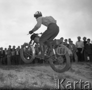 1954, Gliwice, Polska.
Motocross gigant, zawodnik z numerem 168 podczas skoku na motocyklu.
Fot. Kazimierz Seko, zbiory Ośrodka KARTA