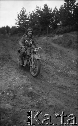1954, Gliwice, Polska.
Motocross gigant, zawodnik z numerem 207 jadący leśną drogą.
Fot. Kazimierz Seko, zbiory Ośrodka KARTA