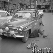 Wrzesien 1962, Rybnik, Polska.
Międzynarodowy Rajd Przyjaźni, zepsuty samochód marki 