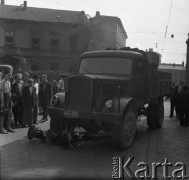 1953, Bytom, Polska.
Wypadek drogowy, motorower leżący pod ciężarówką, która ma rejestrację ze Stalinogrodu.
Fot. Kazimierz Seko, zbiory Ośrodka KARTA