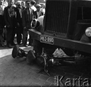 1953, Bytom, Polska.
Wypadek drogowy, motorower leżący pod ciężarówką, która ma rejestrację ze Stalinogrodu.
Fot. Kazimierz Seko, zbiory Ośrodka KARTA