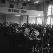 lata 60-te, brak miejsca, Polska.
Delegaci w sali obrad podczas III Zjazdu Związku Młodzieży Wiejskiej.
Fot. Kazimierz Seko, zbiory Ośrodka KARTA
