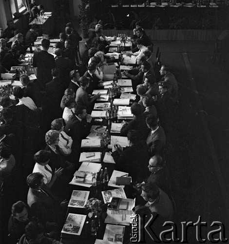 lata 60-te, brak miejsca, Polska.
Delegaci w sali obrad podczas III Zjazdu Związku Młodzieży Wiejskiej.
Fot. Kazimierz Seko, zbiory Ośrodka KARTA
