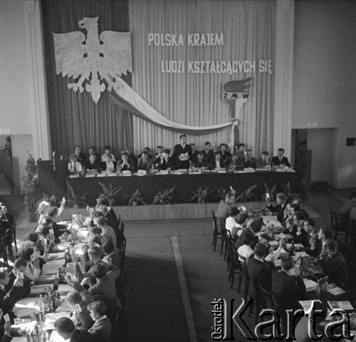 lata 60-te, brak miejsca, Polska.
Delegaci w sali obrad podczas III Zjazdu Związku Młodzieży Wiejskiej. Nad stołem prezydialnym wisi hasło: 