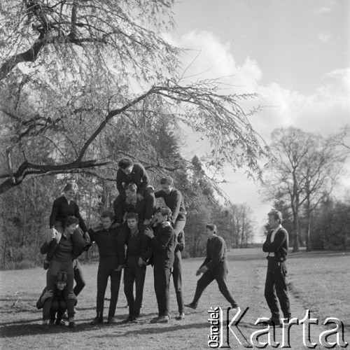 lata 50-60-te, brak miejsca, Polska.
Członkowie Związku Młodzieży Wiejskiej podczas zabawy w parku. 
Fot. Kazimierz Seko, zbiory Ośrodka KARTA.