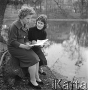lata 50-60-te, brak miejsca, Polska.
Dwie młode dziewczyny czytają książkę nad rzeką.
Fot. Kazimierz Seko, zbiory Ośrodka KARTA.