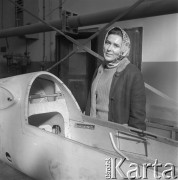 Lata70-te, Bielsko-Biała, woj. Katowice, Polska.
Pilotka i instruktorka szybowcowa Pelagia Majewska w hali produkcyjnej Doświadczalnych Zakładów Szybowcowych. 
Fot. Kazimierz Seko, zbiory Ośrodka KARTA