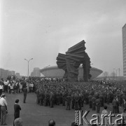 1970, Katowice, Polska.
50 rocznica wybuchu II Powstania Śląskiego, w tle pomnik Powstańców Śląskich oraz Hala Widowiskowo-Sportowa 