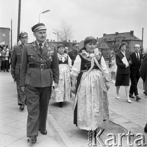 1960, Katowice, Polska.
Weterani Powstań Śląskich w drodze na wybory. 
Fot. Kazimierz Seko, zbiory Ośrodka KARTA