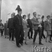 1960, Katowice, Polska.
Mieszkańcy miasta w drodze na wybory, na pierwszym planie górnik w stroju galowym oraz mężczyzna z dzieckiem na ręku. 
Fot. Kazimierz Seko, zbiory Ośrodka KARTA