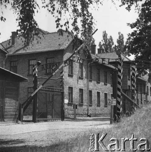Lata70-te, Oświęcim-Brzezinka, Polska.
Brama główna obozu koncentracyjnego z napisem 