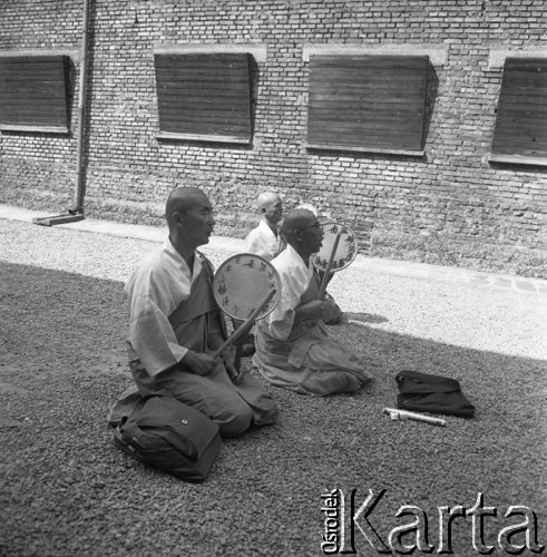 Lata70-te, Oświęcim-Brzezinka, Polska.
Mnisi buddyjscy modlący się na terenie byłego obozu koncentracyjnego.
Fot. Kazimierz Seko, zbiory Ośrodka KARTA