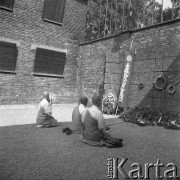 Lata70-te, Oświęcim-Brzezinka, Polska.
Mnisi buddyjscy modlą się na terenie byłego obozu koncentracyjnego.
Fot. Kazimierz Seko, zbiory Ośrodka KARTA