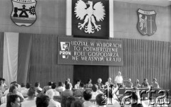 15.08.1985, Żory, Polska.
Uczestnicy wiecu wyborczego zorganizowanego przez Patriotyczny Ruch Odrodzenia Narodowego, hasło nad stołem prezydialnym: 