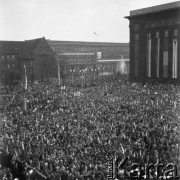 1 Maja, lata 60-te, Katowice, Polska.
Tłumy zgromadzone na wiecu z okazji Święta Pracy.
Fot. Kazimierz Seko, zbiory Ośrodka KARTA