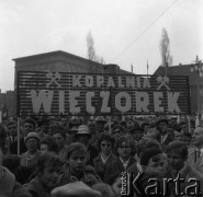 1 Maja, lata 60-te, Katowice, Polska.
Tłumy zgromadzone na wiecu z okazji Święta Pracy, pracownicy kopalni 