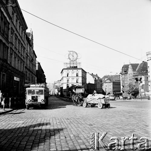 11.10.1969, Wałbrzych, Polska
Fragment miasta, konny wóz przejeżdżający ulicą, z lewej stoi ciężarówka, na budynku reklama totalizatora sportowego: 