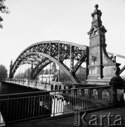 9.10.1969, Wrocław, Polska
Jeden z mostów na Odrze.
Fot. Jarosław Tarań, zbiory Ośrodka KARTA [69-444]
 
