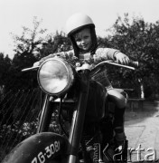 6-10.09.1969, Gorzów Wielkopolski, Polska
Chłopiec na motorze.
Fot. Jarosław Tarań, zbiory Ośrodka KARTA [69-481]
 
