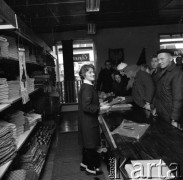 Listopad 1969, Augustów, Polska
Klienci w sklepie Cepelii.
Fot. Jarosław Tarań, zbiory Ośrodka KARTA [69-472]
 
