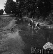 Lipiec 1969, Polska
Wieś na Opolszczyźnie, dzieci bawiące się w potoku.
Fot. Jarosław Tarań, zbiory Ośrodka KARTA [69-97]
 
