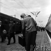 1962, Warszawa, Polska.
Podróżni na peronie dworca Warszawa Główna.
Fot. Jarosław Tarań, zbiory Ośrodka KARTA [62-59]