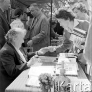 Maj 1962, Warszawa, Polska.
Pisarka podpisująca czytelnikom swoje książki na Kiermaszu Książki.
Fot. Jarosław Tarań, zbiory Ośrodka KARTA [62-65]
